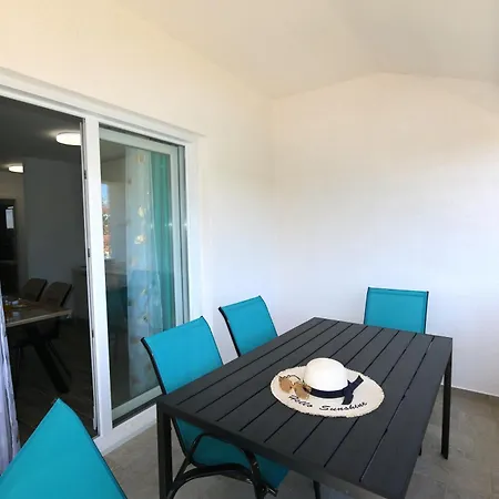 Mirjana アパート シロ